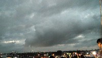 Puncak gerhana matahari total di Palembang terjadi selama kurang lebih 1 menit 52 detik. Masyarakat yang hadir langsung bertakbir dan bersalawat saat menyaksikan fenomena alam yang luar biasa itu (Wahyu/detikTravel)
