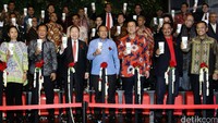 (Kiri ke kanan) Menteri BUMN Rini Soemarno, Kepala BIN Sutiyoso, Chairman Lippo Group Mochtar Riady, Menko Maritim Rizal Ramli, Ketua DPD Irman Gusman, Menteri Pariwisata Arief Yahya, dan Menteri Perindustrian Saleh Husin hadir dalam peresmian MaxxBox Lippo Village di Tanggerang, Banten, Kamis (10/3/2016).