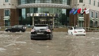 Mobil-mobil yang parkir disekitaran gedung, terjebak banjir akibat hujan deras yang berlangsung 9 Maret kemarin. Ahmed Jadallah/Reuters.