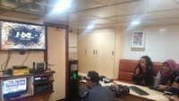 Para Laskar Gerhana juga sempat diajak karaoke. Ruangan karaokenya pun cukup luas dan nyaman (Randy/detikTravel)