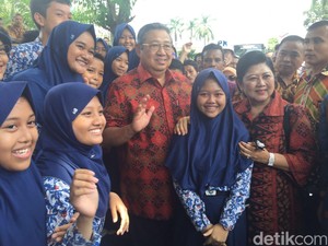 Bertemu di Ciamis, Siswi SMP Follower Instagram Ibu Ani Menangis Terharu