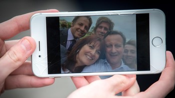 Eksplorasi Foto. Di tahun baru ini, tidak ada salahnya untuk melihat kembali foto-foto lama lebih sering. Aplikasi Google Photos dan Apple Photos menyediakan fitur yang dapat membantu penggunanya untuk membuat sebuah highlight dari foto dan video terbaik layaknya album dengan format digital. (Foto: GettyImages/Matt Cardy)