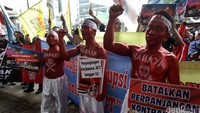 Serikat pekerja JICT menggelar demonstrasi di depan gedung KPK, Jakarta, Kamis (10/3/2016).
