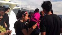 Usai gerhana berlalu para Laskar Gerhana saling memperlihatkan hasil foto jepretannya. Ada yang dapat foto korona, bahkan ada yang dapat foto diamond ring gerhana (Fitraya/detikTravel)