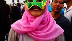 Beragam Cara Warga Menikmati Gerhana