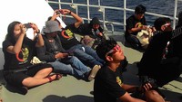 Aksi seru Laskar Gerhana di dek kapal Bakamla mengamati gerhana bersama Ibu Clara (topi abu-abu) peneliti LAPAN. Kalau ada yang tidak paham, bisa langsung bertanya pada ahlinya. Asyik banget! (Fitraya/detikTravel)