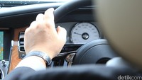 Meski menjadi Rolls-Royce varian termurah, Ghost tetap tak berkompromi dalam kenyamanan dan kemewahan. Meski terlihat gambot dan besar, mobil enak dikendarai.