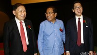Menko Maritim Rizal Ramli (tengah) berbincang dengan Chairman Lippo Group Mochtar Riady (kiri) dan CEO MaxxBox Lippo Village Brian Riady (kanan).