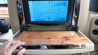 Penumpang di bagian belakang dimanjakan dengan mainan sendiri, yakni sebuah tombol iDrive ala BMW yang bisa mengakses berbagai informasi di layar di jok. Mulai dari TV, Audio, sampai peta bisa diakses melalui touch pad.