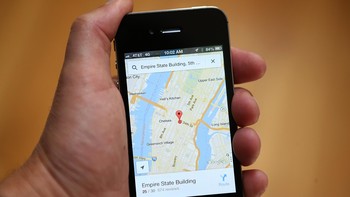 iPhone 4S memiliki desain yang mirip dengan iPhone 4. Ia dirilis pada 14 Oktober 2011 dan diakhiri dukungannya pada 12 September 2016. Ponsel ini sempat bermasalah soal antenanya yang sukar menerima sinyal sehingga memicu skandal yang dijuluki antennagate. Foto: GettyImages