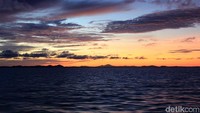 Ditambah perairan yang tenang membuat panorama terlihat lebih megah. Sempurna! (Randy/detikTravel)