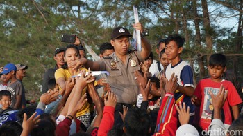 Saking antusiasnya, banyak yang berebut saat dibagikan kacamata khusus untuk melihat gerhana matahari. Foto: Anggoro Suryo Jati/detikINET