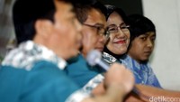 Yuni Poerwanti (dua dari kanan) tersenyum di sela-sela konferensi pers di Kantor Kemenpora, Jakarta.