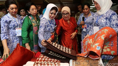 Mufidah Kalla Tinjau Pameran UKM HUT IWAPI