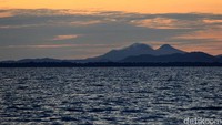 Dalam perjalanan menuju titik pengamatan gerhana ke tengah laut, kami disuguhkan pemandangan berupa sunrise dahsyat dari anjungan kapal milik Bakamla (Randy/detikTravel)