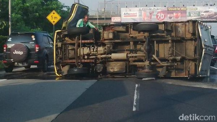 Truk Terguling di Tol JORR, Jelang Exit Tol Cikunir Macet 1 Km