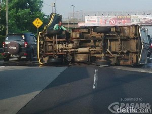 Truk Terguling di Tol JORR, Jelang Exit Tol Cikunir Macet 1 Km