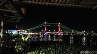 Jalanan sepanjang Benteng Kuto Besak pun macet. Hampir semua warga Palembang memadati jalanan dengan kendaraan, menikmati suasana malam sebelum gerhana. (Wahyu/detikTravel)