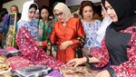 Mufidah Kalla Tinjau Pameran UKM HUT IWAPI