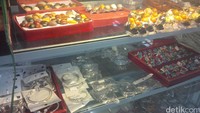 Bagi penggemar batu akik, ada aneka pilihan cincin batu Bacan. Serta ada juga aksesoris gelang dan kalung bertahan besi putih (Fitraya/detikTravel)