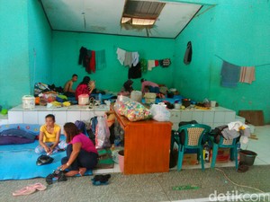 Ratusan Warga Kabupaten Bandung Bertahan di Tempat Pengungsian