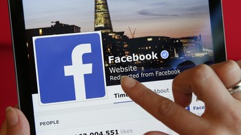 Tentu ada hal-hal negatif jika Facebook diblokir, seperti berkurangnya media untuk penjualan bisnis. Facebook kerap digunakan sebagai tempat jual beli brang. Dengan sistem yang lebih praktis dan biaya murah, membuat para penjual menggunakan Facebook untuk menjangkau masyrakat Facebook dalam mengenalkan produknya. (Foto: GettyImages)