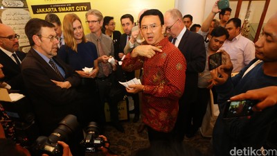 Ahok Dukung PKL Masuk Dunia Online