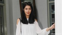 Ia melengkapi gayanya dengan kacamata hitam dan tas abu-abu. Pool/Gus Mun/detikFoto.