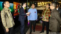Menko Maritim Rizal Ramli berbincang dengan Menpan RB Yuddy Chrisnandi, CEO MaxxBox Lippo Village Brian Riady, dan Menteri Perindustrian Saleh Husin.