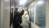Laskar Gerhana dibagi jadi 3 kelompok kemudian keliling kapal yang didominasi oleh warna putih. Berbagai sisi kapal Bakamla, dari ruang tidur ABK, ruang mesin, penjara, hingga ruang karaoke mereka kunjungi (Randy/detikTravel)
