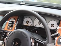 Menjajal Si Hantu Tunggangan Maharaja, Rolls-Royce Ghost