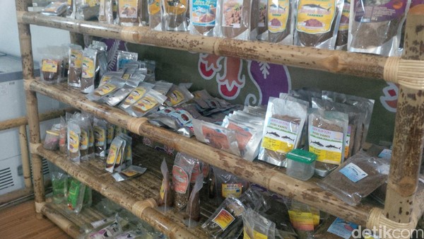 Ada juga aneka ikan asap, abon ikan atau suir daging ikan. Semua ini beraneka rasa. Jangan lewatkan manisan pala dan minuman buah pala (Fitraya/detikTravel) Ada juga aneka ikan asap, abon ikan atau suir daging ikan. Semua ini beraneka rasa. Jangan lewatkan manisan pala dan minuman buah pala (Fitraya/detikTravel)