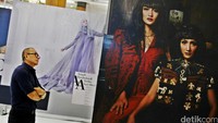 Seorang pengunjung melihat-lihat busana yang dipamerkan di IFW 2016.
