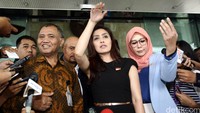 Ketua Pansus Pelindo II Rieke Dyah Pitaloka (tengah) mengaku telah menyerahkan sejumlah dokumen. Sebagian data yang diserahkan yaitu audit dari BPK.