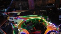 Mereka tampak asyik menikmati saat-saat bermain sepeda hias yang dipasangi hiasan lampu berwarna-warni. Seru sekali melihatnya! (Wahyu/detikTravel)
