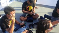  Laskar Gerhana detikcom sungguh kreatif. Sambil mengisi waktu, mereka berkreasi membuat filter film untuk kamera foto (Fitraya/detikTravel)