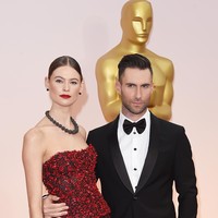 Saat pacaran salah satu ada yang labil bukanlah hal yang aneh. Terkadang karena kelabilan tersebut yang membuat hubungan kandas. Kurang lebih seperti itulah kisah cinta Adam Levine dan Behati Prinsloo pada 2013 silam. Kabarnya Behati merasa labil dengan Adam dan tak yakin dengan cintanya. Tapi, tak lama setelah putus, keduanya kembali bersatu kembali bahkan Adam langsung melamarnya. So sweet! Foto: Getty Images