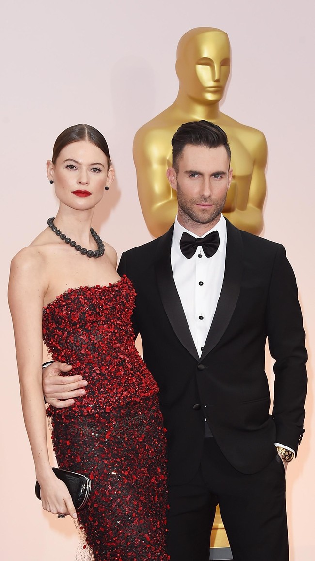 Saat pacaran salah satu ada yang labil bukanlah hal yang aneh. Terkadang karena kelabilan tersebut yang membuat hubungan kandas. Kurang lebih seperti itulah kisah cinta Adam Levine dan Behati Prinsloo pada 2013 silam. Kabarnya Behati merasa labil dengan Adam dan tak yakin dengan cintanya. Tapi, tak lama setelah putus, keduanya kembali bersatu kembali bahkan Adam langsung melamarnya. So sweet! Foto: Getty Images