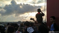 Meski kegiatan pengamatan sdikit terganggu karena matahari tertutup kabut asap, namun wisatawan lokal tetaplah antusias. Mereka sampai naik-naik hingga ke pagar pembatas (Wahyu/detikTravel)
