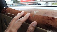 Interior terlihat mewah dengan aksen kayu di dashboard dan pintu samping.