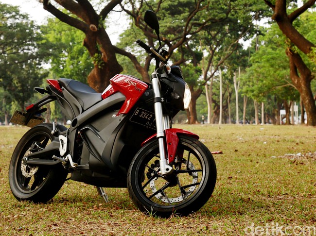Memacu Motor Listrik Garang, Zero SR