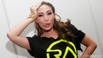 Ayu Dewi Bergaya dengan Baju Koleksi Raffi Ahmad