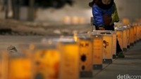 Pada malam sebelumnya sejumlah warga menyalakan lentera di Natori, Jepang. REUTERS/Issei Kato.