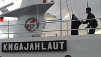 KN Gajah Laut mulai berangkat ke titik gerhana. Seorang personel Bakamla mengibarkan bendera (Fitraya/detikTravel)