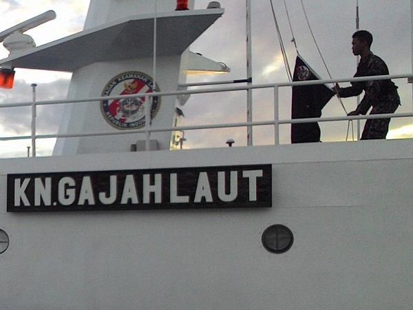 KN Gajah Laut mulai berangkat ke titik gerhana. Seorang personel Bakamla mengibarkan bendera (Fitraya/detikTravel) KN Gajah Laut mulai berangkat ke titik gerhana. Seorang personel Bakamla mengibarkan bendera (Fitraya/detikTravel)