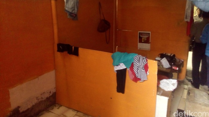 Berhawa Pengap dan Ada Botol Miras, ini Penampakan Warung Prostitusi ABG