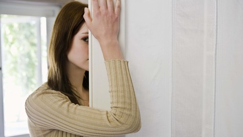 Ilustrasi pemalu/ berse,mbunyi