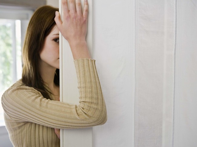 Ilustrasi pemalu/ berse,mbunyi