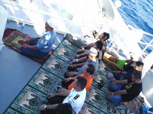 Gerhana tidak lepas dari kegiatan ibadah. Koptu Adnan DJ Ibrahim dari Lanal Ternate memimpin salat gerhana untuk Laskar Gerhana dan personel Bakamla (Ardhi Cahya Rosadi/detikTravel) Gerhana tidak lepas dari kegiatan ibadah. Koptu Adnan DJ Ibrahim dari Lanal Ternate memimpin salat gerhana untuk Laskar Gerhana dan personel Bakamla (Ardhi Cahya Rosadi/detikTravel)
