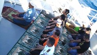 Gerhana tidak lepas dari kegiatan ibadah. Koptu Adnan DJ Ibrahim dari Lanal Ternate memimpin salat gerhana untuk Laskar Gerhana dan personel Bakamla (Ardhi Cahya Rosadi/detikTravel)
